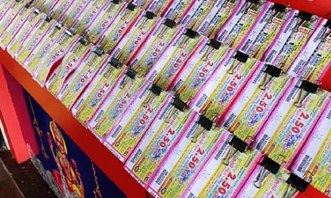 ഭാഗ്യത്തിന് പിന്നാലെ മലയാളികള് ലോട്ടറി വില്പ്പന ഇരട്ടിയായി