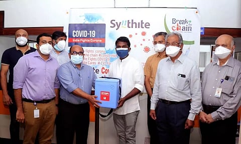 സൗജന്യ വാക്സിനേഷന് ക്യാമ്പെയ്ന് സിന്തൈറ്റ് ഗ്രൂപ്പ് മാനേജിംഗ് ഡയറക്ടര് ഡോ. വിജുജേക്കബ് കുന്നത്തുനാട് എംഎല്എ അഡ്വ. പിവി ശ്രീനിജനു വാക്സിന് കൈമാറി ഉദ്ഘാടനം ചെയ്യുന്നു.