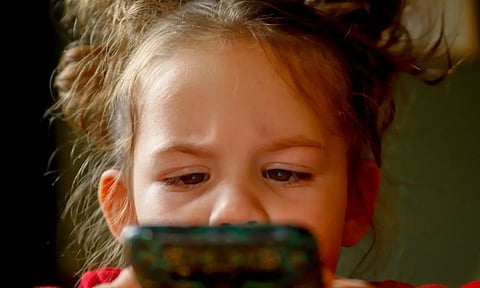 കുട്ടികളിലെ മൊബൈല് ആസക്തി വര്ധിക്കുന്നു; മാതാപിതാക്കള് എന്ത് ചെയ്യണം?