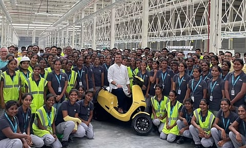 പെണ്കരുത്തില് വിരിയുന്ന ഓല ;വീഡിയോ പങ്കുവെച്ച് ഭവീഷ് അഗര്വാള്