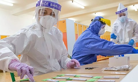 'കോവിഡ് അതിരൂക്ഷമാകും, ഒമിക്രോണ് വെറും ജലദോഷമല്ല!' അടുത്ത രണ്ടാഴ്ച നിര്ണായകമെന്ന് വിദഗ്ധര്