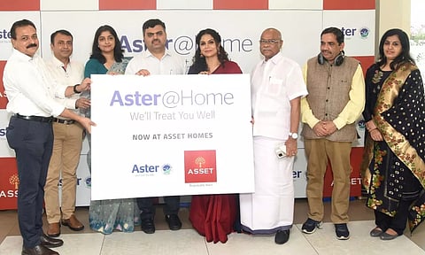 ഫോട്ടോ ക്യാപ്ഷന്: ആസ്റ്റര്@ഹോമിന്റെ ചികിത്സാസേവനങ്ങള് അസറ്റ് ഹോംസ് ഉപയോക്താക്കള്ക്ക് വീടുകളില് എത്തിച്ചു നല്കുന്ന പദ്ധതിയുടെ ഉദ്ഘാടനം അസറ്റ് ബ്രാന്ഡ് അംബാസഡര് ആശാ ശരത് നിര്വഹിക്കുന്നു.
