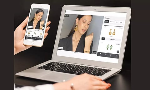 മൊബൈല് ആപ്പിലൂടെ ഇനി ഏത് ആഭരണവും വീട്ടിലിരുന്ന് അണിഞ്ഞു നോക്കാം!