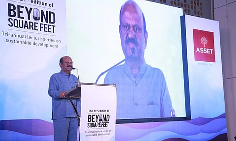 പ്രമുഖ ബില്ഡറായ അസറ്റ് ഹോംസ് വര്ഷത്തില് മൂന്നു തവണ നടത്തി വരുന്ന ബിയോണ്ട് ദി സ്ക്വയര് ഫീറ്റ് പ്രഭാഷണപരമ്പരിയല് ആഗോള ജലദിനം പ്രമാണിച്ച് തിരുവനന്തപുരത്ത് ഹോട്ടല് ഓ ബൈ തമാരയില് സംഘടിപ്പിച്ച പരിപാടിയില് ഡോ സി വി ആനന്ദബോസ് പ്രസംഗിക്കുന്നു.