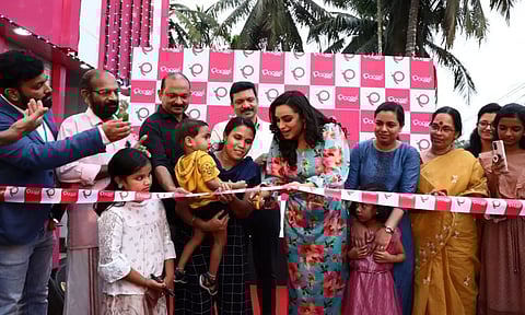 പോപ്പിസ് ബേബി കെയറിന്റെ നാല്പ്പത്തിരണ്ടാമത് ഷോറൂം, സെലിബ്രിറ്റി ആങ്കര് ലക്ഷ്മി നക്ഷത്ര, ലക്കി ഡ്രോ വിജയി മാസ്റ്റര് ധ്യാന് കൃഷ്ണ എന്നിവര് ചേര്ന്ന് ഉദ്ഘാടനം ചെയ്യുന്നു