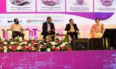 ഹെല്ത്ത്ടെക് ഉച്ചകോടിയിലെ സെമിനാറില് കിംസ്ഹെല്ത്ത് നെഫ്രോളജി സ്പെഷ്യലിസ്റ്റ് ഡോ. പ്രവീണ് മുരളീധരന് സംസാരിക്കുന്നു. അമല മെഡിക്കല് കോളേജ് പ്രിന്സിപ്പല് ഡോ. ബെറ്റ്സി തോമസ്, എംവിആര് ക്യാന്സര് ഇന്സ്റ്റിറ്റ്യൂട്ട് ഡയറക്ടര് ഡോ. നാരായണന്കുട്ടി വാര്യര്, ചൈതന്യ ഹോസ്പിറ്റല് എംഡി ഡോ. എന് മധു, കാരിത്താസ് ഹോസ്പിറ്റലിലെ ഓങ്കോളജിസ്റ്റ് ഡോ. ബോബന് തോമസ്, എന്നിവര് സമീപം