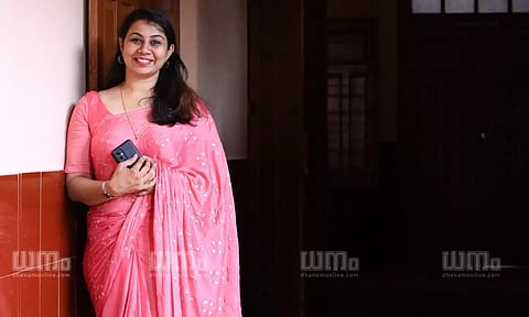 നിറങ്ങളെ പ്രണയിച്ച ഇംഗ്ലീഷ് അധ്യാപിക ഇന്ന് സ്വന്തം ബ്രാന്ഡിന്റെ ടീം ലീഡര് മാത്രമല്ല, മോഡലുമാണ്: ഇത് നിഷ സൂരജിന്റെ 'കളേഴ്സ് ട്രെന്ഡ്സ്' ഹിറ്റ് ആയ കഥ