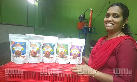 മുറുക്ക് മുതല് ശര്ക്കരവരട്ടി വരെ, ''ലോക്കല്'' കപ്പയെ പ്രീമിയം ഉല്പ്പന്നങ്ങളാക്കി ഷീജ നേടുന്നത് മികച്ച വരുമാനം