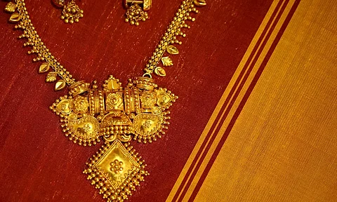 ചെറിയ ഇടവേളയ്ക്ക് ശേഷം വീണ്ടും കയറ്റത്തിലേക്ക് യു-ടേണെടുത്ത് സ്വര്ണം, ഇന്നത്തെ മുന്നേറ്റത്തിനു കാരണമെന്ത്, വാങ്ങാന് ഇനിയും കാത്തിരിക്കണോ?
