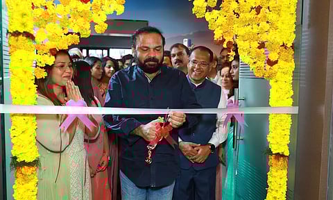 സോമന്സ് ഗ്രൂപ്പിന്റെ പുതിയ കോര്പ്പറേറ്റ് ഓഫീസ് സന്തോഷ് ജോര്ജ് കുളങ്ങര ഉദ്ഘാടനം ചെയ്യുന്നു. സോമന്സ് ഗ്രൂപ്പ് എംഡി എം കെ സോമന്, ഡയറക്ടര് ജീന, സഞ്ചാരി- മോഹന വിജയന് എന്നിവര് സമീപം