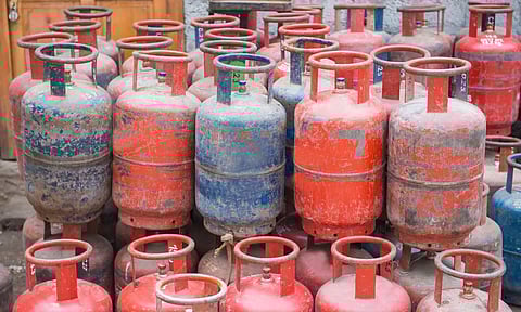 10 കൊല്ലം, പാചകവാതക വില ഉയര്ന്നത് 225 തവണ