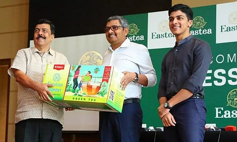 ഈസ്റ്റ്ടീയുടെ മൂന്ന് ഫ്ളേവറുകളിലുള്ള ടീ ബാഗുകളുടെ ശ്രേണി ഗ്രൂപ്പ് മീരാന് ചെയര്മാന് നവാസ് മീരാനും ഡയറക്ടര് സുബിന് മീരാനും ചേര്ന്ന് പബ്ലിക് റിലേഷന്സ് കൗണ്സില് ഓഫ് ഇന്ത്യ നാഷണല് പ്രസിഡന്റ് ഡോ. ടി വിനയ് കുമാറിനു നല്കി പുറത്തിറക്കുന്നു