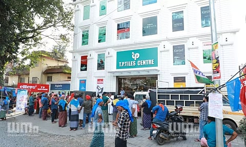 തൊഴിലാളി യൂണിയന് സമരമൊഴിയാതെ കല്പ്പറ്റ നഗരം, ഇത്തവണ ഇര ടിപി ടൈല്സ്