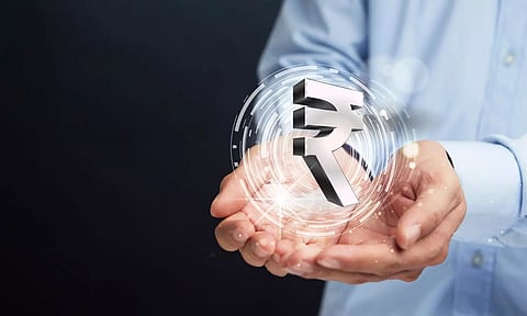 രൂപയെ പിടിച്ചുനിര്ത്താന് ഡോളര് വില്ക്കില്ലെന്ന് ധനകാര്യ മന്ത്രാലയം