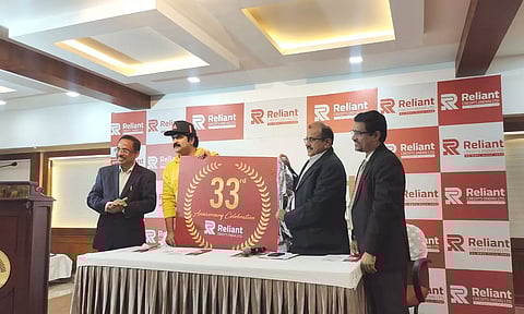 ലോഗോ പ്രകാശനം അനൂപ്മേനോന് നിര്വഹിക്കുന്നു. മാനേജിംഗ് ഡയറക്റ്റര് ജോസ്കുട്ടി സേവ്യര്, വൈസ് ചെയര്മാന് ജെയിംസ് ജോസഫ്, സിഇഓ ജെയ്മോന് ഐപ്പ് എന്നിവര് സമീപം