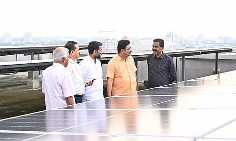 സോളാര് പവര് പ്ലാന്റിന്റെ പാനലുകള് കൊച്ചി മേയര് അഡ്വ. എം അനില് കുമാര് വീക്ഷിക്കുന്നു. അപ്പാര്ട്മെന്റ് ഓണേഴ്സ് അസോസിയേഷന് പ്രതിനിധി വാസുദേവന്, പ്രസിഡന്റ് എസ് ജയകുമാര്, ഡിവിഷന് കൗണ്സിലര് ആന്റണി പൈനുത്തറ, അസറ്റ് ഹോംസ് മാനേജിംഗ് ഡയറക്ടര് സുനില് കുമാര് വി. എന്നിവര് സമീപം 