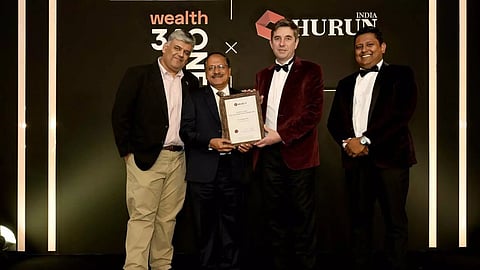 റുപര്ട്ട് ഹുഗെവര്ഫില് നിന്നും വി പി നന്ദകുമാര് പുരസ്കാരം ഏറ്റുവാങ്ങുന്നു. അനസ് റഹ്മാന് ജുനൈദ്, 360 വണ് വെല്ത്ത് സ്ഥാപകനും എംഡിയുമായ കരണ് ഭഗത് എന്നിവര് സമീപം