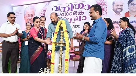 ചിത്രം: സംസ്ഥാന വ്യവസായ വാണിജ്യ വകുപ്പിന്റെ വനിതാ സംരംഭക സംഗമം മന്ത്രിമാരായ പി.രാജീവ്, വീണാ ജോര്ജ്ജ്, ചിഞ്ചുറാണി എന്നിവര് ചേര്ന്ന് ഉദ്ഘാടനം ചെയ്യുന്നു