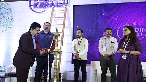 image: കേരള സ്റ്റാര്ട്ടപ്പ് മിഷന് സംഘടിപ്പിച്ച സീഡിംഗ് കേരള നിക്ഷേപക സംഗമ പരിപാടി കെ.എസ്.യു.എം സി.ഇ.ഒ അനൂപ് അംബിക ഉദ്ഘാടനം ചെയ്യുന്നു. നിക്ഷേപക സ്ഥാപനമായ 100 എക്സ് വിസി സ്ഥാപകന്സഞ്ജയ് മേത്ത, കെ.എസ്.യു.എം പ്രൊജക്റ്റ് ഡയറക്റ്റര് കാര്ത്തിക് പരശുറാം സോഹോ കോര്പ്സ് സഹ സ്ഥാപകന് ടോണി തോമസ്, സീമെന്സ് വൈസ് പ്രസിഡന്റ് അമൃത വേണുഗോപാല് എന്നിവര് സമീപം