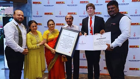 ഭീമ ഗ്രൂപ്പ് ചെയര്മാന് ഡോ. ബി. ഗോവിന്ദന് വേള്ഡ് റെക്കോര്ഡ് ഓഫ് യൂണിയന് മാനേജര് ക്രിസ്റ്റഫര് ടി. ക്രാഫ്ട് വേള്ഡ് റെക്കോര്ഡ് സമ്മാനിക്കുന്നു. ക്യുറേറ്റര് പ്രജീഷ് നിര്ഭയ, ഭീമ ഗ്രൂപ്പ് മാനേജിംഗ് ഡയറക്ടര് എം.എസ്. സുഹാസ്, ഗായത്രി സുഹാസ് തുടങ്ങിയവര് സമീപം