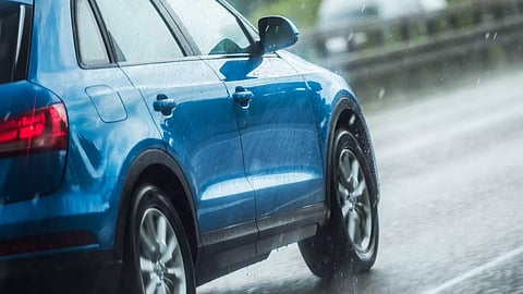 മഴക്കാലത്ത് റോഡപകടങ്ങള് കുറയ്ക്കാം; എം.വി.ഡിയുടെ നിര്ദേശങ്ങള്