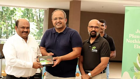 സിന്തൈറ്റ് ഇന്ഡസ്ട്രീസ് മാനേജിംഗ് ഡയറക്ടര് വിജു ജേക്കബ്, പിഫുഡ്സ് ഡയറക്ടര് ജോ ഫെന്, സിന്തൈറ്റ് ജോയിന്റ് മാനേജിംഗ് ഡയറക്ടര് അജു ജേക്കബ് എന്നിവര് ജസ്റ്റ് പ്ലാന്റ്സും പ്ലോട്ടീനും പുറത്തിറക്കുന്നു