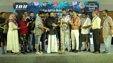 സന്തോഷ് ജോര്ജ് കുളങ്ങര ഭദ്രദീപം കൊളുത്തുന്നു. ഐ.എ.എം പ്രസിഡന്റ് ജബ്ബാര് കല്ലറക്കല്, ജനറല് സെക്രട്ടറി സിജോയ് വര്ഗീസ്, വൈസ് പ്രസിഡന്റ് ഷിബു അന്തിക്കാട്, അഷ്ന ഹനീഷ്, ജോര്ജ് സ്ലീബ, നളിന പൊതുവാള്, ഭഗത് ചന്ദ്രശേഖര് തുടങ്ങിയവര് സമീപം