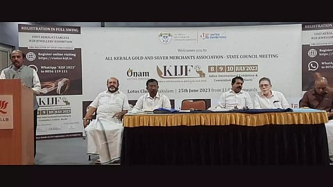 എ.കെ.ജി.എസ്.എം.എ സംസ്ഥാന കൗണ്സില് യോഗം പ്രസിഡന്റ് ഡോ. ബി. ഗോവിന്ദന് ഉദ്ഘാടനം ചെയ്യുന്നു. ജനറല് സെക്രട്ടറി കെ .സുരേന്ദ്രന്, ട്രഷറര് എസ്. അബ്ദുല് നാസര് എന്നിവര് സമീപം