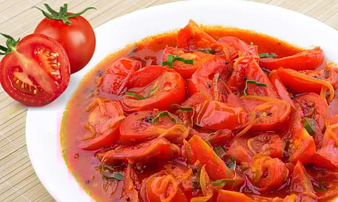 'പൊന്നും വില'യ്ക്ക് വാങ്ങിയ തക്കാളി രണ്ടെണ്ണം ചേര്ത്ത് കറിയുണ്ടാക്കി ഭര്ത്താവ്; വീടുവിട്ടിറങ്ങി ഭാര്യ