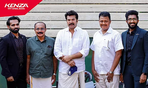 കെന്സ ഗ്രൂപ്പ് സി.ഇ.ഒയും എക്സിക്യുട്ടീവ് ഡയറക്റ്ററുമായ ഷഹദ് മൊയ്തീന്, ചെയര്മാന് മൊയ്തീന് കോയ, മാനേജിംഗ് ഡയറക്റ്റര് മുജീബ് റഹ്മാന്, മുഹമ്മദ് അക്തര് എന്നിവര് ബ്രാന്ഡ് അംബാസഡര് മമ്മൂട്ടിക്കൊപ്പം
