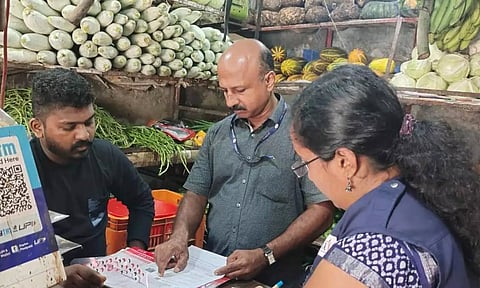 ഭക്ഷ്യ സരക്ഷാ വകുപ്പ് ഉദ്യോഗസ്ഥര് സ്ഥാപനങ്ങളില് പരിശോധന നടത്തുന്നു