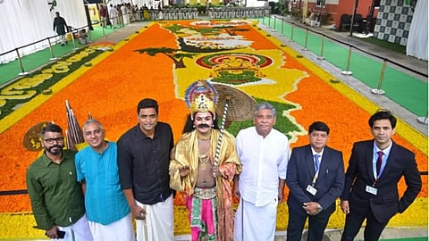 ഒരു ടൺ പൂക്കൾ കൊണ്ട് 'ലോകത്തിലെ ഏറ്റവും വലിയ പൂക്കളം'