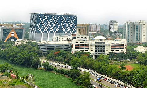 ആളില്ലാതെ ഐ.ടി പാര്ക്കുകള്, വിറ്റഴിക്കാന് കണ്സള്ട്ടന്റുമാരെ ഏര്പ്പാടാക്കാന് സര്ക്കാര്