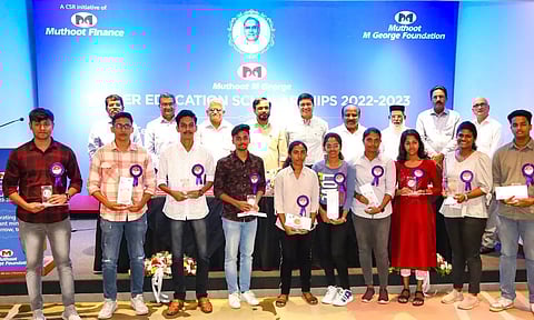 ഉന്നത വിദ്യാഭ്യാസത്തില് മികവ് തെളിയിച്ച വിദ്യാര്ത്ഥികള്ക്ക് മുത്തൂറ്റ് ഫിനാന്സിന്റെ സി.എസ്.ആര് വിഭാഗമായ മുത്തൂറ്റ് എം. ജോര്ജ് ഫൗണ്ടേഷന് നല്കുന്ന സ്കോളര്ഷിപ്പ് ഏറ്റുവാങ്ങിയ വിദ്യാര്ത്ഥികള് ഭാരവാഹികള്, ടി.ജെ. വിനോദ് എം.എല്.എ തുടങ്ങിയവര്ക്കൊപ്പം