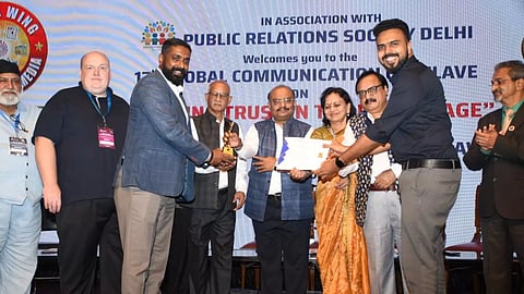 17-ാമത് ഗ്ലോബല് കമ്മ്യൂണിക്കേഷന്സ് കോണ്ക്ലേവില് ബെസ്റ്റ് യൂസ് ഓഫ് മീഡിയ റിലേഷന്സ്, ബെസ്റ്റ് ആര്ട്ട്, കള്ച്ചര്, ആന്ഡ് സ്പോര്ട്സ് ക്യാംപയിന് എന്നീ വിഭാഗത്തിലെ ഗോള്ഡ് അവാര്ഡുകള് ഡേവിഡ്സണ് പി.ആര് ആന്ഡ് കമ്മ്യൂണിക്കേഷന്സ് സി.ഇ.ഒ ആന്ഡ് ഫൗണ്ടര് റിച്ചി ഡി. അലക്സാണ്ടറും സീനിയര് അക്കൗണ്ട് എക്സിക്യൂട്ടീവ് മുഹമ്മദ് ആദിലും ചേര്ന്ന് പി.ആര്.സി.ഐ പ്രതിനിധികളില് നിന്ന് ഏറ്റുവാങ്ങുന്നു.