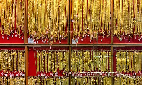 കേരളത്തില് പവന് പുതിയ റെക്കോഡ്; ആഗോള വിപണിയില് 2,000 ഡോളര് കടന്ന് സ്വര്ണം