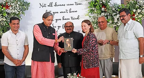 കൊച്ചിയില് നടന്ന ചടങ്ങില് ഹൈബി ഈഡന് എം.പി, ഡോ.ശശി തരൂര് എംപി, ഡോ. വിജു ജേക്കബ്, പോണ്ടിച്ചേരി ഫ്രഞ്ച് കോണ്സല് ജനറല് ലിസ ടാല്ബോ, മാതൃഭൂമി മാനേജിംഗ് ഡയറക്ടര് എം.വി ശ്രേയാംസ് കുമാര്,കൊച്ചി മേയര് അഡ്വ. എം അനില്കുമാര് എന്നിവര്