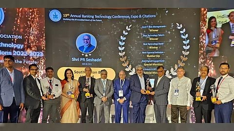 സൗത്ത് ഇന്ത്യന് ബാങ്ക് എം.ഡിയും സി.ഇ.ഒയുമായ പി. ആര്. ശേഷാദ്രി റിസര്വ് ബാങ്ക് ഡെപ്യൂട്ടി ഗവര്ണര് ടി. രബി ശങ്കറില് നിന്ന് അവാര്ഡ് ഏറ്റുവാങ്ങുന്നു. ബാങ്കിന്റെ ഉന്നത ഉദ്യോഗസ്ഥര് സമീപം.