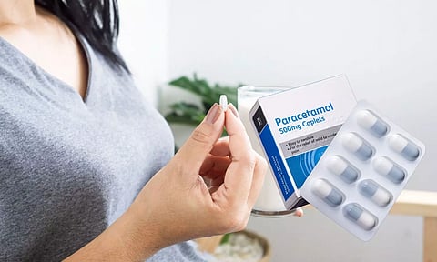 lady having paracetamol in her hand