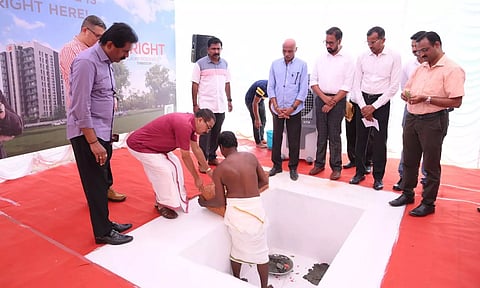 അസറ്റ് ഹോംസിന്റെ 111-ാമത് ഭവനപദ്ധതിയായ അസറ്റ് ബി റൈറ്റിന്റെ ശിലാസ്ഥാപനം തൃശൂര് യൂണിറ്റി റോഡില് അസറ്റ് ഹോംസ് മാനേജിംഗ് ഡയറക്ടര് വി. സുനില് കുമാര്, ബ്രൈറ്റ് ക്രെഡിറ്റ്സ് ആന്ഡ് റിയല് എസ്റ്റേറ്റ് ചെയര്മാന് എ. ആന്റണി പോള്, അംബിക കണ്സ്ട്രക്ഷന്സ് പ്രൊമോട്ടര് ജോസഫ് സൈമണ് എന്നിവര് ചേര്ന്ന് നിര്വഹിക്കുന്നു.