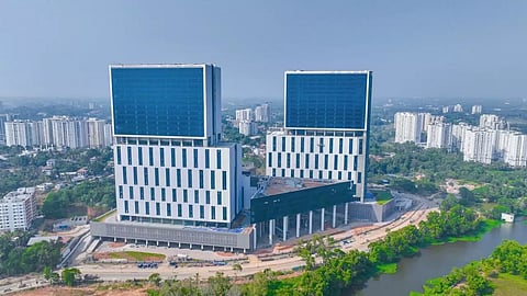 പണി പൂര്ത്തിയാകുന്ന ലുലു ഇന്ഫ്രബില്ഡ് ഇരട്ട ടവറുകള്