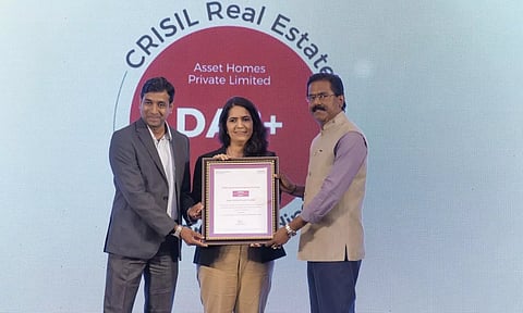 ക്രിസിലിന്റെ ഡിഎ2+ റേറ്റിംഗിന്റെ അംഗീകാരപത്രം ക്രിസില് ബിസിനസ് ഹെഡ് ബിനൈഫര് ജെഹാനി, അസോസിയേറ്റ് ഡയറക്ടര് അബ്ബാസ് മാസ്റ്റര് എന്നിവര് ചേര്ന്ന് അസറ്റ് ഹോംസ് മാനേജിംഗ് ഡയറക്ടര് സുനില് കുമാറിനു കൈമാറുന്നു.