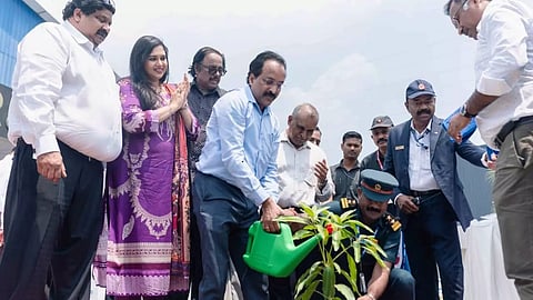 എസ്.എഫ്.ഒ ടെക്നോളജീസ് നടപ്പാക്കുന്ന സീറോ എമിഷന് സംരഭം ഐ.എസ്.ആര്.ഒ മേധാവി എസ്. സോമനാഥ് ഉദ്ഘാടനം ചെയ്യുന്നു. നെസ്റ്റ് ഗ്രൂപ്പ് ചെയര്മാന് എന്. ജഹാംഗീര്, എസ്.എഫ്.ഒ ടെക്നോളജീസ്, ഹാര്ഡ്വെയര് ആന്ഡ് മാനുഫാക്ചറിംഗ് സി.ഇ.ഒയും എക്സിക്യൂട്ടീവ് ഡയറക്ടറുമായ അല്ത്താഫ് ജഹാംഗീര്, നെസ്റ്റ് ഡിജിറ്റല് സി.ഇ.ഒയും എക്സിക്യൂട്ടീവ് ഡയറക്ടറുമായ നസ്നീന് ജഹാംഗീര് എന്നിര് സമീപം.