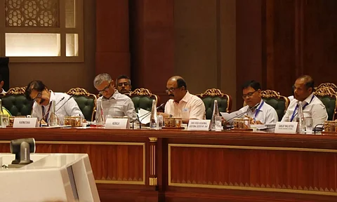 സംസ്ഥാന ധനമന്ത്രിമാരുമായുള്ള കേന്ദ്ര ധനമന്ത്രി നിര്മ്മല സീതാരാമന്റെ പ്രീ ബഡ്ജറ്റ് യോഗത്തില് കേരള ധനമന്ത്രി കെ.എന് ബാലഗോപാല് പങ്കെടുക്കുന്നു. ധനകാര്യ വകുപ്പ് പ്രിന്സിപ്പല് സെക്രട്ടറി രബീന്ദ്രകുമാര് അഗര്വാള് സമീപം.