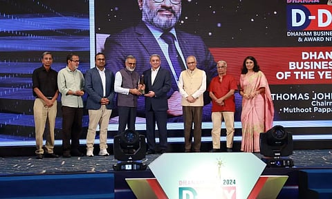 ടാറ്റാ സ്റ്റീല് ഗ്ലോബല് സി.ഇ.ഒയും മാനേജിംഗ് ഡയറക്ടറുമായ ടി.വി. നരേന്ദ്രനില് നിന്ന് ധനം ബിസിനസ്മാന് ഓഫ് ദി ഇയര് പുരസ്കാരം മൂത്തൂറ്റ് പാപ്പച്ചന് ഗ്രൂപ്പ് ചെയര്മാന് തോമസ് ജോണ് മുത്തൂറ്റ് ഏറ്റുവാങ്ങുന്നു.