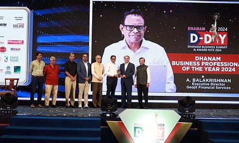 ധനം ബിസിനസ് പ്രൊഫഷണല് ഓഫ് ദി ഇയര് അവാര്ഡ് ജിയോജിത് ഫിനാഷ്യല് സര്വീസസ് എക്സിക്യൂട്ടിവ് ഡയറക്ടര് എ.ബാലകൃഷണന് ടാറ്റ സ്റ്റീ സി.ഇ.ഒയും മാനേജിംഗ് ഡയറക്ടറുമായ ടി.വി നരേന്ദ്രനില് നിന്ന് ഏറ്റു വാങ്ങുന്നു.