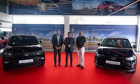 വിര്ട്യൂസിന്റെയും ടൈഗണിന്റേയും പ്രത്യേക സെലിബ്രിറ്റി എഡിഷന് ഫോക്സ് വാഗണ് പാസഞ്ചര് കാര്സ് ഇന്ത്യ ബ്രാന്ഡ് ഡയറക്ടര് ആഷിഷ് ഗുപ്ത, ഇ.വി.എം മോട്ടോര്സ് മാനേജിങ് ഡയറക്ടര് സാബു ജോണി, ഫ്യൂണിക്സ് കാര്സ് മാനേജിങ് ഡയറക്ടര് അജിത്ത് ഭാസ്ക്കരന് എന്നിവര് ചേര്ന്ന് കൊച്ചിയില് അവതരിപ്പിക്കുന്നു