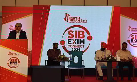 എസ്.ഐ.ബി എക്സിം കണക്ട് 2024 ശില്പശാല ഉദ്ഘാടനം ചെയ്ത് സൗത്ത് ഇന്ത്യന് ബാങ്ക് എം.ഡിയും ചീഫ് എക്സിക്യൂട്ടീവ് ഓഫീസറുമായ പി. ആര്. ശേഷാദ്രി സംസാരിക്കുന്നു.