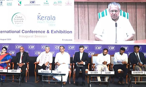 ആറാമത് ആഗോള ആയുര്വേദ ഉച്ചകോടി മുഖ്യമന്ത്രി പിണറായി വിജയന് ഉദ്ഘാടനം ചെയ്യുന്നു.