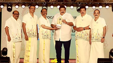 നെസ്റ്റ് ഗ്രൂപ്പ് ചെയര്മാനും മാനേജിംഗ് ഡയറക്ടറുമായ ഡോ. എന്. ജഹാന്ഗീറിന് റോട്ടറി ക്ലബ് കൊച്ചിന് ടെക്നോപോളിസിന്റെ വൊക്കേഷണല് എക്സലന്സ് പുരസ്കാരം ഡിസ്ട്രിക്ട് ഗവര്ണര് അഡ്വ. എന്. സുന്ദരവടിവേലു സമ്മാനിക്കുന്നു.